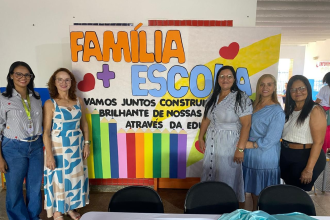 Entrega dos portfólios para os pais das crianças do CEMEI