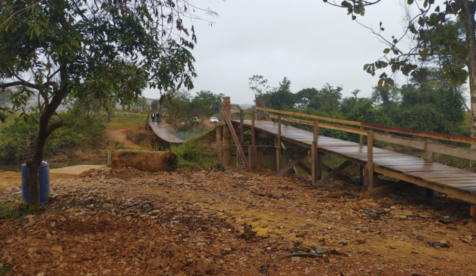 Construção de passarela sobre o Rio Branco próximo a casemat.
