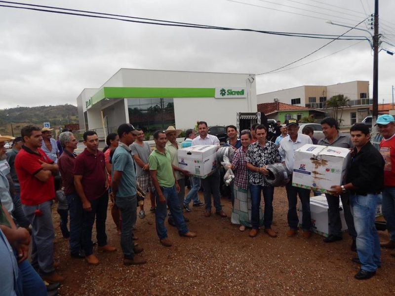 Prefeitura faz entrega de kits de Sistemas de Irrigação por Gotejamento para atender o setor da Agricultura-Familiar